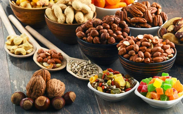 Kurutulmuş meyve ve fındıklı kompozisyon. Lezzetler