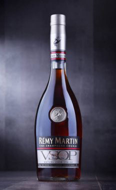 Poznan, Pol - 30 Haziran 2018: Şişe, Remy Martin, konyak kaliteli şampanyandan uzmanlaşmış marka.