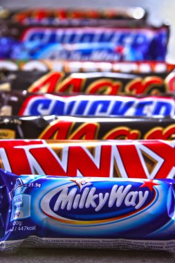 Poznan, Pol - 19 Haziran 2018: pasta ve şekerlemeler ürünler Snickers, Twix, Samanyolu, lütuf ve Mars gibi Mars şirketin çeşitli