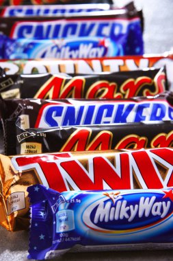 Poznan, Pol - 19 Haziran 2018: pasta ve şekerlemeler ürünler Snickers, Twix, Samanyolu, lütuf ve Mars gibi Mars şirketin çeşitli