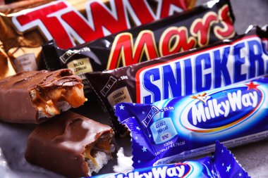 Poznan, Pol - 19 Haziran 2018: pasta ve şekerlemeler ürünler Snickers, Twix, Samanyolu, lütuf ve Mars gibi Mars şirketin çeşitli
