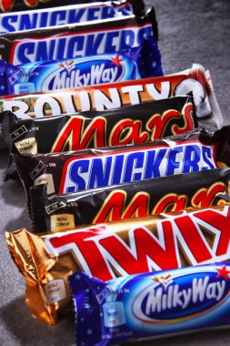 Poznan, Pol - 19 Haziran 2018: pasta ve şekerlemeler ürünler Snickers, Twix, Samanyolu, lütuf ve Mars gibi Mars şirketin çeşitli