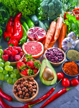 Taze vejetaryen bakkal ürünleri ile kompozisyon.