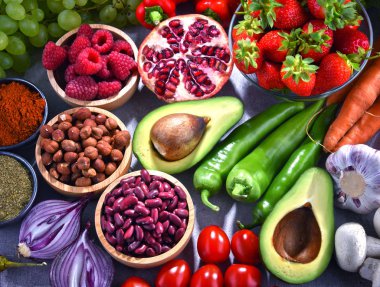 Taze vejetaryen bakkal ürünleri ile kompozisyon.