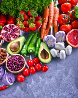 Taze vejetaryen bakkal ürünleri ile kompozisyon.