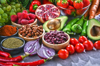 Taze vejetaryen bakkal ürünleri ile kompozisyon.