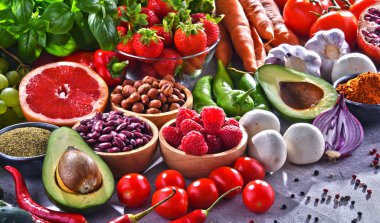 Taze vejetaryen bakkal ürünleri ile kompozisyon.