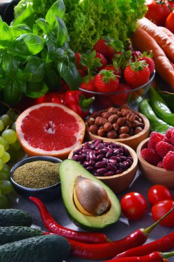 Taze vejetaryen bakkal ürünleri ile kompozisyon.