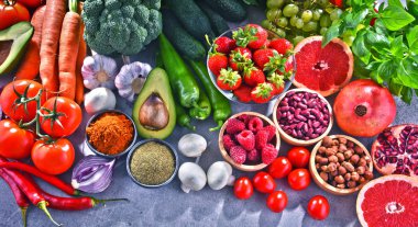 Taze vejetaryen bakkal ürünleri ile kompozisyon.