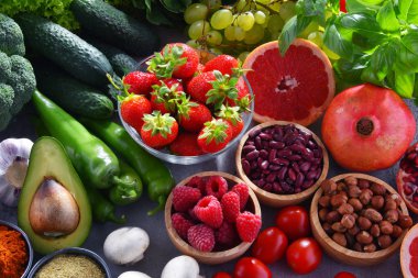 Taze vejetaryen bakkal ürünleri ile kompozisyon.