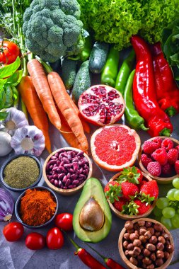 Taze vejetaryen bakkal ürünleri ile kompozisyon.