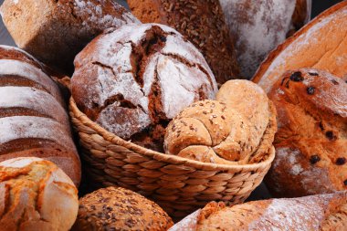 Hasır sepette çeşitli fırın ürünleriyle kompozisyon
