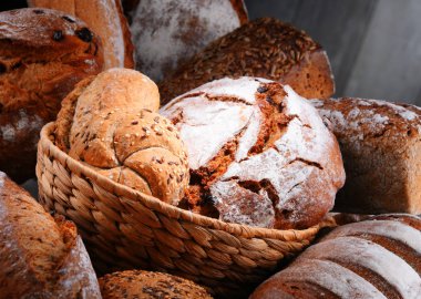 Hasır sepette çeşitli fırın ürünleriyle kompozisyon