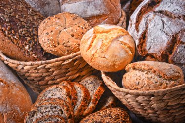 Hasır sepette çeşitli fırın ürünleriyle kompozisyon