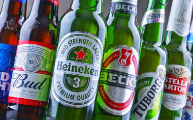 POZNAN, POL - 19 Temmuz 2018: Heineken, Bud, Miller, Tuborg, Becks, Stella Artois, Peroni ve San Miguel gibi ünlü küresel bira markaları