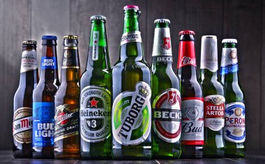 POZNAN, POL - 19 Temmuz 2018: Heineken, Bud, Miller, Tuborg, Becks, Stella Artois, Peroni ve San Miguel gibi ünlü küresel bira markaları