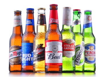 POZNAN, POL - 19 Temmuz 2018: Heineken, Bud, Miller, Tuborg, Becks, Stella Artois, Peroni ve San Miguel gibi ünlü küresel bira markaları