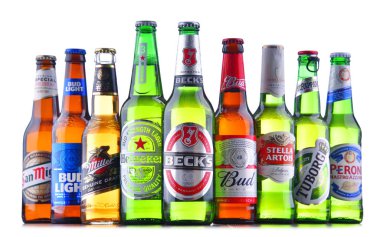 POZNAN, POL - 19 Temmuz 2018: Heineken, Bud, Miller, Tuborg, Becks, Stella Artois, Peroni ve San Miguel gibi ünlü küresel bira markaları