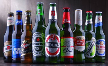 POZNAN, POL - 19 Temmuz 2018: Heineken, Bud, Miller, Tuborg, Becks, Stella Artois, Peroni ve San Miguel gibi ünlü küresel bira markaları