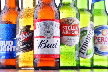 POZNAN, POL - 19 Temmuz 2018: Heineken, Bud, Miller, Tuborg, Becks, Stella Artois, Peroni ve San Miguel gibi ünlü küresel bira markaları