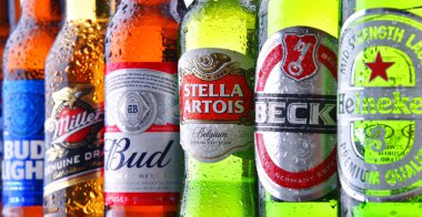 POZNAN, POL - 19 Temmuz 2018: Heineken, Bud, Miller, Tuborg, Becks, Stella Artois, Peroni ve San Miguel gibi ünlü küresel bira markaları