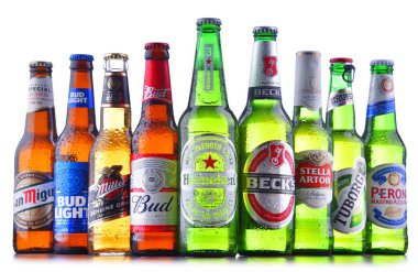 POZNAN, POL - 19 Temmuz 2018: Heineken, Bud, Miller, Tuborg, Becks, Stella Artois, Peroni ve San Miguel gibi ünlü küresel bira markaları