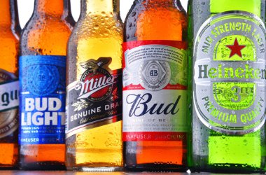 POZNAN, POL - 19 Temmuz 2018: Heineken, Bud, Miller, Tuborg, Becks, Stella Artois, Peroni ve San Miguel gibi ünlü küresel bira markaları