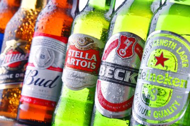 POZNAN, POL - 19 Temmuz 2018: Heineken, Bud, Miller, Tuborg, Becks, Stella Artois, Peroni ve San Miguel gibi ünlü küresel bira markaları