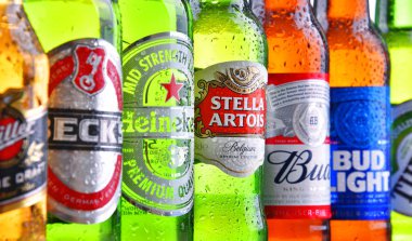POZNAN, POL - 19 Temmuz 2018: Heineken, Bud, Miller, Tuborg, Becks, Stella Artois, Peroni ve San Miguel gibi ünlü küresel bira markaları