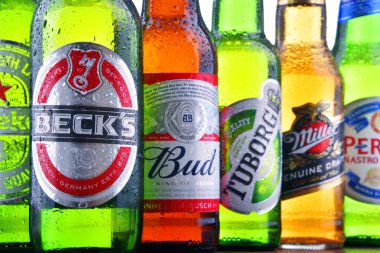 POZNAN, POL - 19 Temmuz 2018: Heineken, Bud, Miller, Tuborg, Becks, Stella Artois, Peroni ve San Miguel gibi ünlü küresel bira markaları