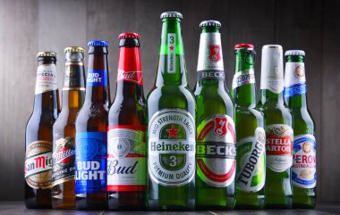 POZNAN, POL - 19 Temmuz 2018: Heineken, Bud, Miller, Tuborg, Becks, Stella Artois, Peroni ve San Miguel gibi ünlü küresel bira markaları