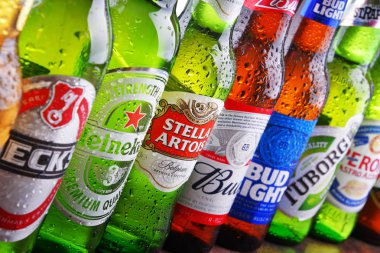 POZNAN, POL - 19 Temmuz 2018: Heineken, Bud, Miller, Tuborg, Becks, Stella Artois, Peroni ve San Miguel gibi ünlü küresel bira markaları