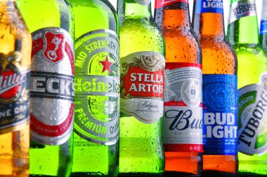 POZNAN, POL - 19 Temmuz 2018: Heineken, Bud, Miller, Tuborg, Becks, Stella Artois, Peroni ve San Miguel gibi ünlü küresel bira markaları