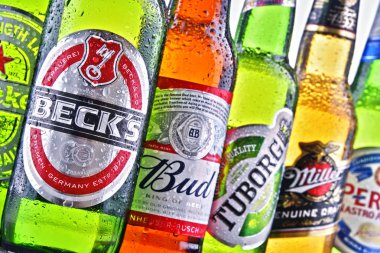 POZNAN, POL - 19 Temmuz 2018: Heineken, Bud, Miller, Tuborg, Becks, Stella Artois, Peroni ve San Miguel gibi ünlü küresel bira markaları