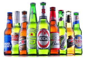 POZNAN, POL - 19 Temmuz 2018: Heineken, Bud, Miller, Tuborg, Becks, Stella Artois, Peroni ve San Miguel gibi ünlü küresel bira markaları