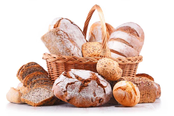 Samenstelling Met Diverse Bakkerijproducten Rieten Mandje Geïsoleerd Wit — Stockfoto
