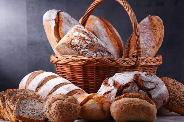 Samenstelling Met Diverse Bakkerijproducten Rieten Mandje — Stockfoto