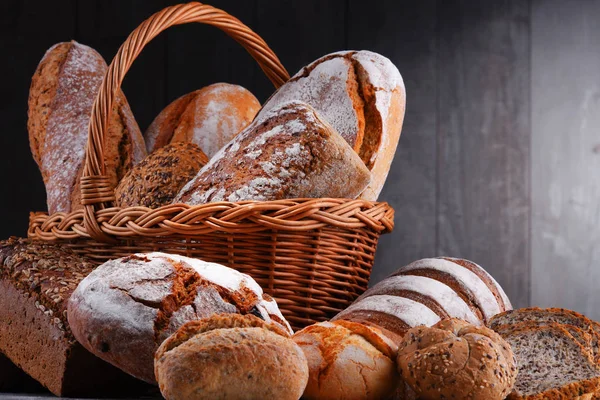 Samenstelling Met Diverse Bakkerijproducten Rieten Mandje — Stockfoto