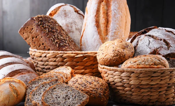 Samenstelling Met Diverse Bakkerijproducten Rieten Mandje — Stockfoto