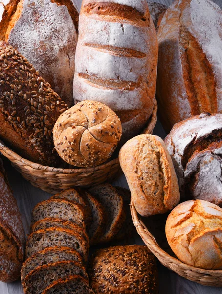 Samenstelling Met Diverse Bakkerijproducten Rieten Mandje — Stockfoto