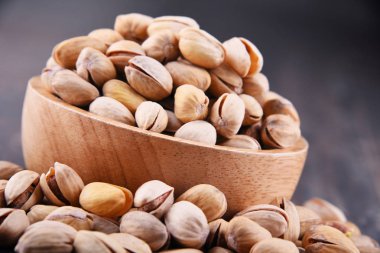 Ahşap masada şam fıstıklı kompozisyon. Lezzetler