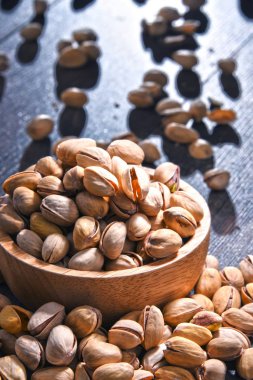 Ahşap masada şam fıstıklı kompozisyon. Lezzetler