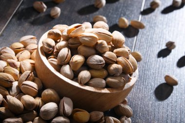 Ahşap masada şam fıstıklı kompozisyon. Lezzetler