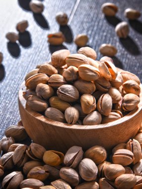 Ahşap masada şam fıstıklı kompozisyon. Lezzetler