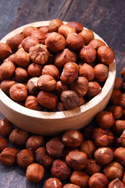 Tahta masada fındıklı kase. Lezzetler