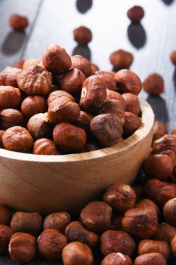 Tahta masada fındıklı kase. Lezzetler