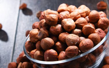 Tahta masada fındıklı kase. Lezzetler