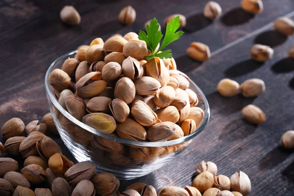 Composición Con Plato Pistacho Sobre Mesa Madera Delicias —  Fotos de Stock