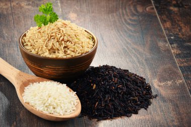 Tahta masadaki pirinç kasesiyle kompozisyon.