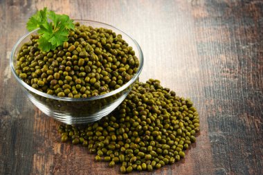 Vigna mungo fasulye ahşap masa üzerinde kase ile kompozisyon.